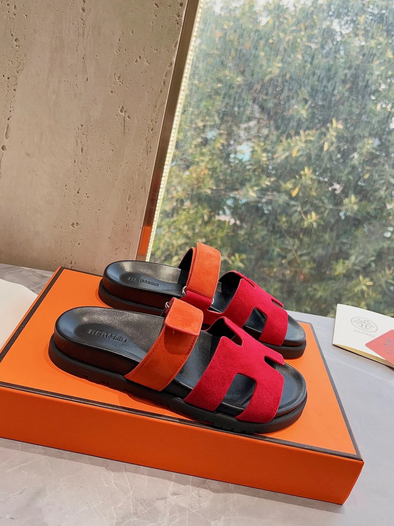 👟👟Ex-factory price 440👟👟 Men's size +10 H family 2024 spring and summer new style HERMES Hermes' recently popular couple's shoes, pig nose angle sandals and slippers, paired with various colorful socks, extremely trendy. Upper lining: imported original material. Outsole: non-slip and wear-resistant outsole. Size: Female 35-42 (40/42 non-returnable and non-exchangeable) Men’s size: 39-45 (45 is non-refundable and non-exchangeable)